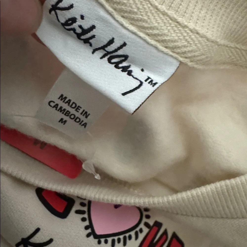🆕 Keith Haring Cream Sweatshirt with Red Heart Design - Picture 6 of 7